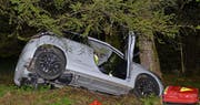 Das Unfallauto erlitt Totalschaden. (Bild: Luzerner Polizei (Adligenswil, 10. September 2017))