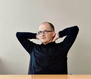 Der scheidende Eishockey-Einzelrichter Reto Steinmann in seinem Anwaltsbüro in der Stadt Zug: Ab sofort kümmert er sich wieder vermehrt um Strafsachen aller Art. (Bild Pius Koller)