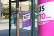 Diverse Plakate, die im Rahmen der Thesenanschlags-Aktion der Schweizerischen Evangelischen Allianz am Südbahnhof Emmenbrücke angebracht wurden. (Bild: Lucien Rahm (Emmenbrücke, 31. Oktober 2017))