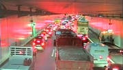 Der gestaute Morgenverkehr in Horw (A2 Tunnel Schlund). (Bild: Screenshot swisswebcams.ch)