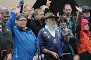 Korporationsbürger bei der Abstimmung. (Bild: Urs Hanhart / Neue UZ)