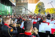 Die Suworow Militärakademie spielt am World Band Festival auf dem Europaplatz beim KKL Luzern. Bild: Philipp Schmidli (24. September 2016)