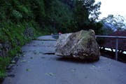 Dieser Felsbrocken donnerte 2005 auf die Kehrsitenstrasse. (Archivbild Neue NZ)