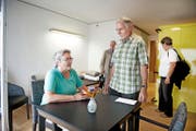Vergangenes Wochenende konnten Besucher die Zimmer des neuen Betagtenzentrums Emmenfeld in Emmen besichtigen. Im Bild: Trudy und Werner Iten aus Root. (Bild Corinne Glanzmann)