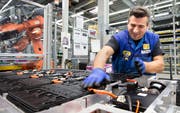 Der deutsche Automobilsektor braucht weniger temporäre Arbeitskräfte. Das Bild zeigt einen Festangestellten bei BMW. Bild: Matthias Schrader/AP (Dingolfing, 20. Januar 2015)