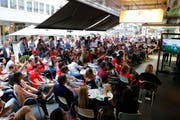 Ist auch im 2016 wieder erlaubt: Public Viewing in den Gartenbeizen der Stadt Zug (hier im Sommer 2014). (Bild: Stefan Kaiser / Neue ZZ)