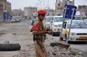 Ein jemenitischer Soldat an einer Strasse in der Hauptstadt Sanaa, die zur US-Botschaft führt. (Bild: Keystone)