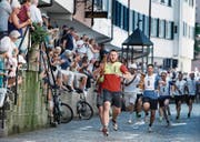 Mit der Leiter durch Zugs Altstadt rennen – noch in Führung: die Läufer der Korporation Zug. (Bild: Stefan Kaiser (26. Juni 2017))