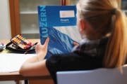 Ein Mädchen betrachtet ihr Zeugnis. (Bild: Philipp Schmidli)