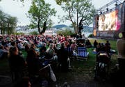 Für Freunde des Lucerne Festival im Konzertsaal des KKL (im Bild das Lucerne Festival Orchestra auf Grossleinwand) und unter freiem Himmel: letztjährige Liveübertragung des Eröffnungskonzerts auf dem Inseli. (Bild Manuela Jans)