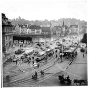Schwarz-Weiss-Fotografie aus den frühen 1950er-Jahren vom Bahnhofplatz Luzern. In der Mitte einer der ersten Luzerner Trolleybusse. Rechts davon zwei Trams. (Bild: VBL-Archiv/H. Blättler)
