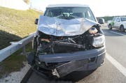 Der VW-Bus nach der Kollision. (Bild: Zuger Polizei)