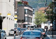 Das Baarer Zentrum, etwa entlang der Dorfstrasse, soll aufgewertet werden. (Bild: Stefan Kaiser (13. April 2017))