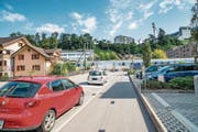 Autos sollen durch den Ausbau der Littauer Cheerstrasse den Bahnübergang künftig umfahren. (Bild: Roger Grütter (Luzern, 8. September 2015))