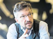 Lukas Bärfuss startet seinen Roman mit der Verfolgung einer Frau. (Bild: Ralph Ribi (St. Gallen, 11. April 2016))