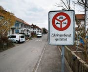 Zurzeit stehen an der Hertistrasse noch die Schilder, die das Töfflifahrverbot signalisieren. (Bild: Stefan Kaiser (Zug, 30. Januar 2018))