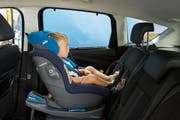 Im Kindersitz rückwärts fahren ist nach Angaben des TCS in jedem Fall sicherer. (Bild: pd)
