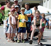 Kinder an einem Anlass des letztjährigen Ferienpasses auf dem Maihof-Schulhausplatz. (Bild: Nadia Schärli (Luzern, 18. Juli 2016))