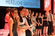 Erfolgreiche Berufsfachleute an ihrer Lehrabschlussfeier. (Bild: Roger Zbinden / Neue OZ (Symbolbild))