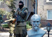 Soldaten der sogenannten Donezker Volksrepublik während eines Gefangenenaustausches in der Nähe von Donezk. (Bild: Alexander Ermochenko/Getty (Oleksandrowka, 20. Februar 2016))