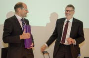 Synodepräsident Hans-Christoph Heim (Büron, rechts) gratuliert Synodalverwalter Edi Wigger (Egolzwil), der für weitere vier Jahre im Amt bestätigt wurde. | (Bild PD / Dominik Thali)