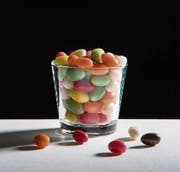 Die Zuckereier für diese Ostersaison sind längst ausgeliefert. Darum steht die Produktion bei der Zile Bonbons AG im aargauischen Rupperswil derzeit still. (Bild: Pius Amrein (Luzern, 7. April 2017))