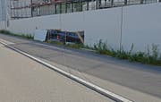In Hildisrieden durchbrach ein Auto eine Sichtschutzwand. (Bild: PD/Luzerner Polizei)