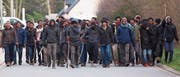 Frustriert und im Stich gelassen: eine Gruppe von Flüchtlingen und Migranten nahe des Fährhafens von Calais. (Bild: Johan Ben Azzouz/EPA (1. Februar 2018))