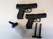 Die zwei Personen führten Softair-Waffen und die entsprechende Munition mit sich. (Bild: Zuger Polizei)