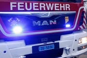 Die Feuerwehr ist vor Ort, um den Brand zu löschen. (Bild: Werner Schelbert)