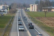 Blick auf die A8 bei Alpnach. (Archivbild Robert Hess)