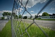 Auf dem ehemaligen Betriebsgelände der Firma Boa bei der Autobahnein- und Ausfahrt Rothenburg entsteht ein temporäres Asylzentrum. (Bild Pius Amrein)