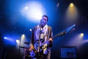 Der Tuareg-Rock von Bombino aus dem Niger hätte bei weniger Regen am Samstagabend sicher noch mehr Leute zum Tanzen gebracht. (Bild: PD/Silvio Zeder)