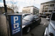 Die geplanten höheren Parkgebühren auf städtische Parkplätze kommen bei der Geschäftsprüfungskommission nicht gut an.