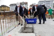 Vertreter der Gemeinde Kriens und des Totalunternehmers bei der Grundsteinlegung. (Bild: PD)