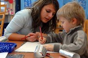 Die Kindergartenlehrerin Andrea Künzli beobachtet gespannt, was der vierjährige Chris aufs Papier bringt. (Bild Urs Rüttimann/Neue NZ)