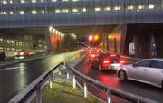 Bei der Ausfahrt aus der Mall of Switzerland stehen die Ampeln auf Rot. Es werden jeweils sechs bis sieben Fahrzeuge durchgelassen. (Bild: René Meier (Ebikon, 25. November 2017))