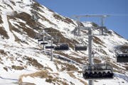 Blick auf die Sesselbahn der neuen Skiarena Andermatt-Sedrun. (Bild: Urs Flüeler / Keystone (Andermatt, 15. Dezember 2016))