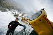 Ohne Kunstschnee geht vielerorts nichts auf den Pisten. Im Bild eine Schneekanone in Engelberg. (Bild: Archiv Philipp Schmidli / Neue LZ)