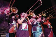 Die ortsansässige Guggenmusig Profis-Ohrisch hat gestern am Crescendos-Ball in Baar eingeheizt. (Bild: Werner Schelbert (22. Februar 2017))