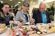 Der wissenschaftliche Vortrag im Medienraum der «Luzerner Zeitung» bot auch viel Gesprächsstoff am anschliessenden reichhaltigen Apéro. (Bild: Eveline Beerkircher)