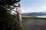 Bruhst Sebi (Josef Iten) bei der Bruhsthöchi, die einen wunderbaren Blick ins Ägerital bietet. Bild: Werner Schelbert (Oberägeri, 3. Oktober 2016)
