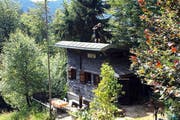 Auch für diese Hütte im Krienser Hochwald musste der Besitzer nachträglich ein Baugesuch einreichen. (Bild: SRF)