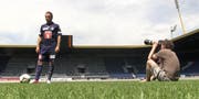 Auf den neuen Autogrammkarten posieren die FCL-Spieler (im Bild Daniel Gygax) als Helden. (Bild: Videostill)