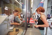 Symbolbild: Auch in den Gemeinden Ebikon und Sins machen die Billettschalter per Anfang 2018 zu. (Bild: Keystone)