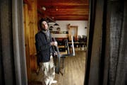 Bald geht der Vorhang zu: Wirt Reto Becker gestern im Restaurant Krienserhalle, das im April geschlossen wird. (Bild Corinne Glanzmann)