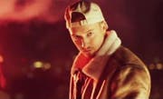 Rapper Mimiks lässt auch im Video zu «Zweiti Rundi» nichts anbrennen. (Bild: Screenshot)