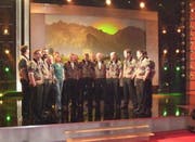 Der Jodlerklub Wiesenberg mit Francine Jordi beim Auftritt in der Show «Der grösste Schweizer Hit». (Bild pd)