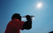 Bei den heissen Temperaturen empfiehlt es sich, viel zu trinken. (Bild: Stefan Kaiser (Zug, 21. Juni 2017))