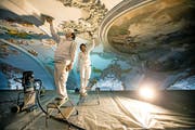 Pasquale Iacovo (links) und Farah Garofani renovieren die Decke der Jesuitenkirche. (Bild Philipp Schmidli)